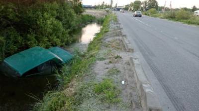 "ВАЗ" утонул в канаве на Московском шоссе