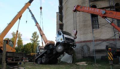 В Нелидово Тверской области поставили на колеса автокран, рухнувший на строительстве храма