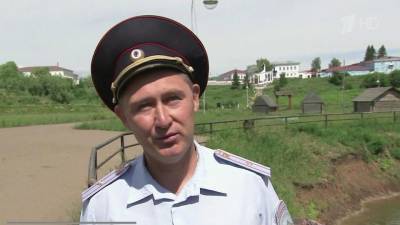 В Татарстане поощрят полицейского, который спас двух тонущих девочек