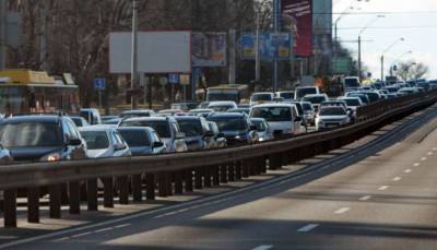 Пятничные пробки сковали движение транспорта в столице