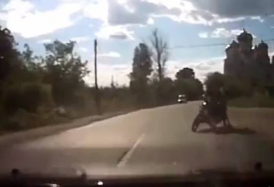 В Тверской области водителю легковушки чудом удалось избежать столкновения с мотоциклом, на котором ехали трое подростков