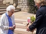 Самые трогательные фото: королева Елизавета II любуется розами, названными в честь принца Филиппа