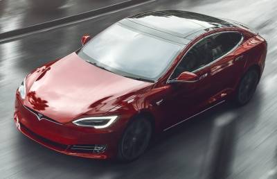Илон Маск представил самую быструю Tesla. Она разгоняется до 96,5 км/ч за две секунды