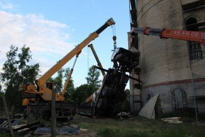 Для поднятия крана, упавшего на стройке храма в Тверской области, потребовалась помощь нескольких организаций