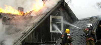 Пожарные обнаружили труп на пепелище дома в Карелии