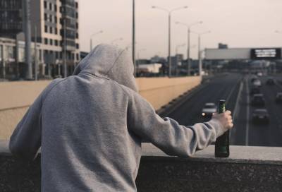 "Нет" зависимостям: горячая линия помогает людям с алкоголизмом и наркоманией