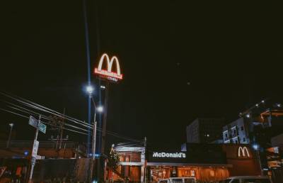 Фанаты группы BTS стали причиной закрытия филиалов McDonald’s в Индонезии