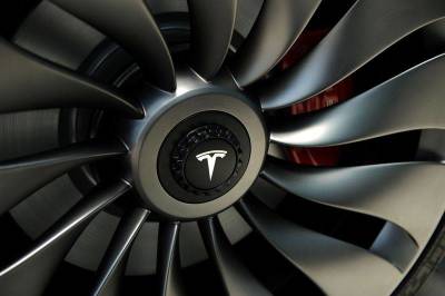 Tesla представила более быструю версию Model S в попытке оторваться от конкурентов