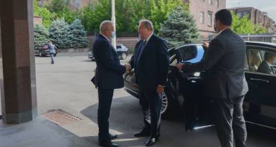Армен Саркисян посетил посольство России в преддверии государственного праздника