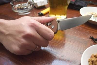 Чебоксарец порезал ножом двух знакомых девушек