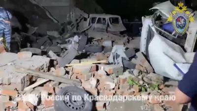 В реанимации находятся два человека, пострадавшие после обрушения гаража в Краснодаре