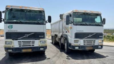 Шок на дороге: два грузовика с одинаковыми номерными знаками встретились на одном шоссе