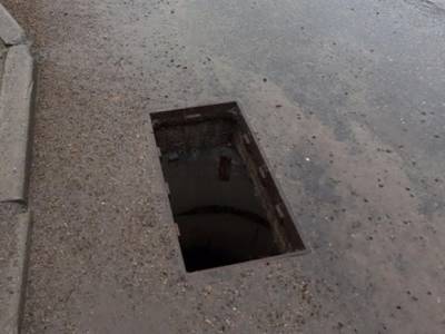 В Иркутске неизвестные за последние дни украли около 150 решеток ливневой канализации