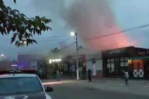 В результате поджога в Киеве загорелись ресторан и торговые павильоны