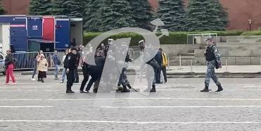 Два — в воздух, третий — в голову : Акционист Крисевич устроил перформанс со стрельбой на Красной площади
