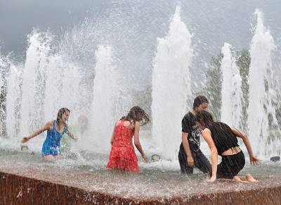 Жители столицы Удмуртии стали мыться в фонтане