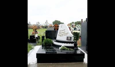 Пугачева оплатила памятник на могиле Шаинского