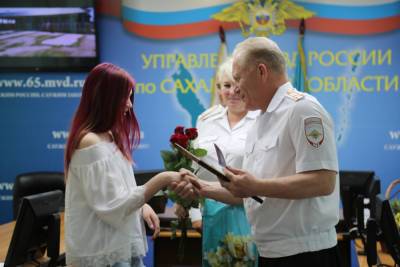 Начальник сахалинского УМВД торжественно вручил паспорта школьникам и семейной паре