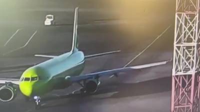 ЧП. Столкновение самолета S7 с мачтой освещения попало на видео