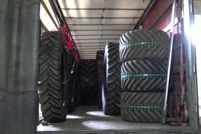 В Россию через Курганскую область пытались ввезти 6,5 тонны немаркированных шин для сельхозтехники