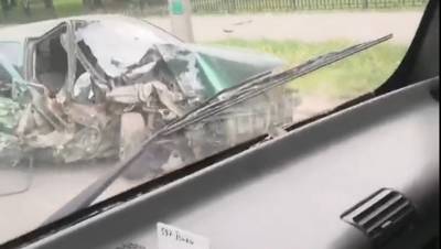 В Петербурге водитель покорёженной легковушки исчез после столкновения с деревом