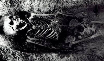 Археологи пытаются разгадать тайну девочки, похороненной с зябликом во рту