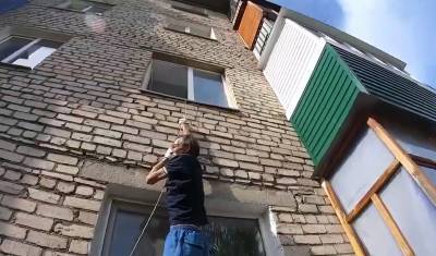 В Башкирии мужчина пытался спуститься из окна и повис на веревке между этажами дома