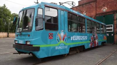 Трамваи и троллейбусы в Петербурге "переодели" к Евро-2020