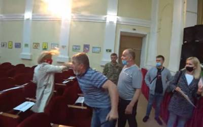Опубликовано видео нападения на депутата под Киевом