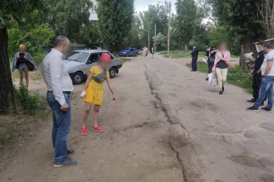 В Рубежном 62-летняя женщина ограбила ребенка на улице