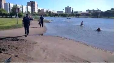 Полицейские выводили жителей Калининского района из водоемов