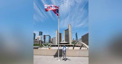 Мэр Торонто проиграл спор и повесил флаг соперника возле администрации - ren.tv - Канада - Торонто