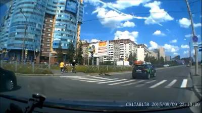 Велосипедист и каршеринг не поделили дорогу на севере Петербурга