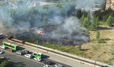 Очередной пожар произошел в Тюмени. На улице Газовиков загорелась трава и деревья