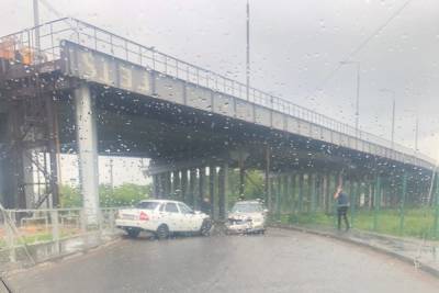 Под Крупским мостом в Твери столкнулись две легковушки
