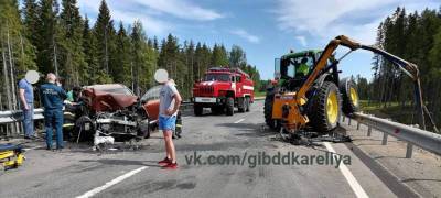 Автомобиль разбился при столкновении с трактором на трассе в Карелии (ФОТО)