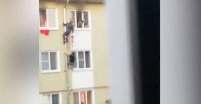 Спустили по цепочке: В Костроме очевидцы спасли из пожара троих детей, забравшись к ним по трубе