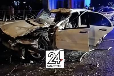 Молодой водитель погиб, влетев под стоящий на светофоре грузовик в Казани