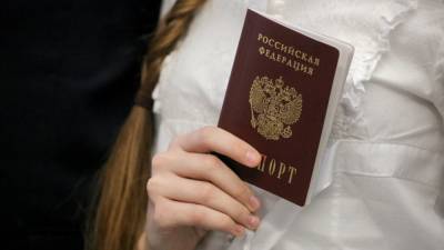 Омским школьникам торжественно вручили первые паспорта в городской думе