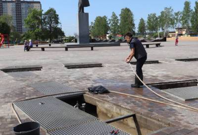 В Кировске дети вновь засорили декоративный фонтан
