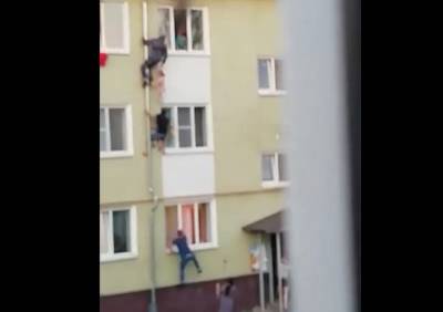 В Костроме трое мужчин спасли детей из огня, забравшись по водосточной трубе