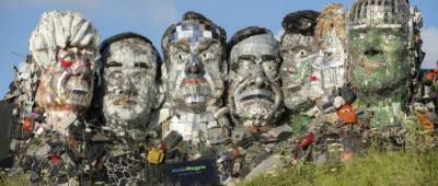 В Великобритании появилась скульптура с лицами лидеров G7 из электронных отходов