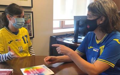 Футбольная форма Украины: у сотрудников посольства Канады новый "дресс-код"