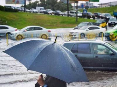«Адский» ливень оставил без асфальта: в Изюме потоки воды смыли дорожное покрытие