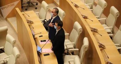 Депутатов парламента Грузии забросали бумагами