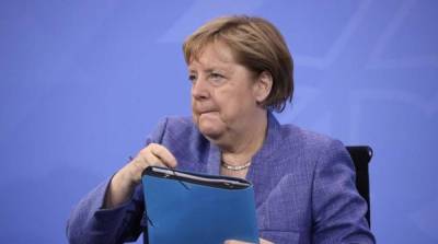 Прилетевшей на G7 Меркель велели держать руки при себе