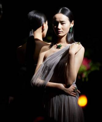 Dior показали коллекцию высокого ювелирного искусства на чарующе таинственном ужине в Китае