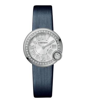 Так могут только Cartier: часы с бриллиантовым паве, драгоценной заводной головкой и кожаным ремешком, который похож на атласный