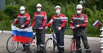 Сотрудники РУСАЛа устроили велозаезд по заводу с флагами в честь Дня России