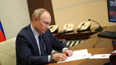 Президент РФ подписал закон о штрафах до 200 тыс. рублей за деанонимизацию силовиков